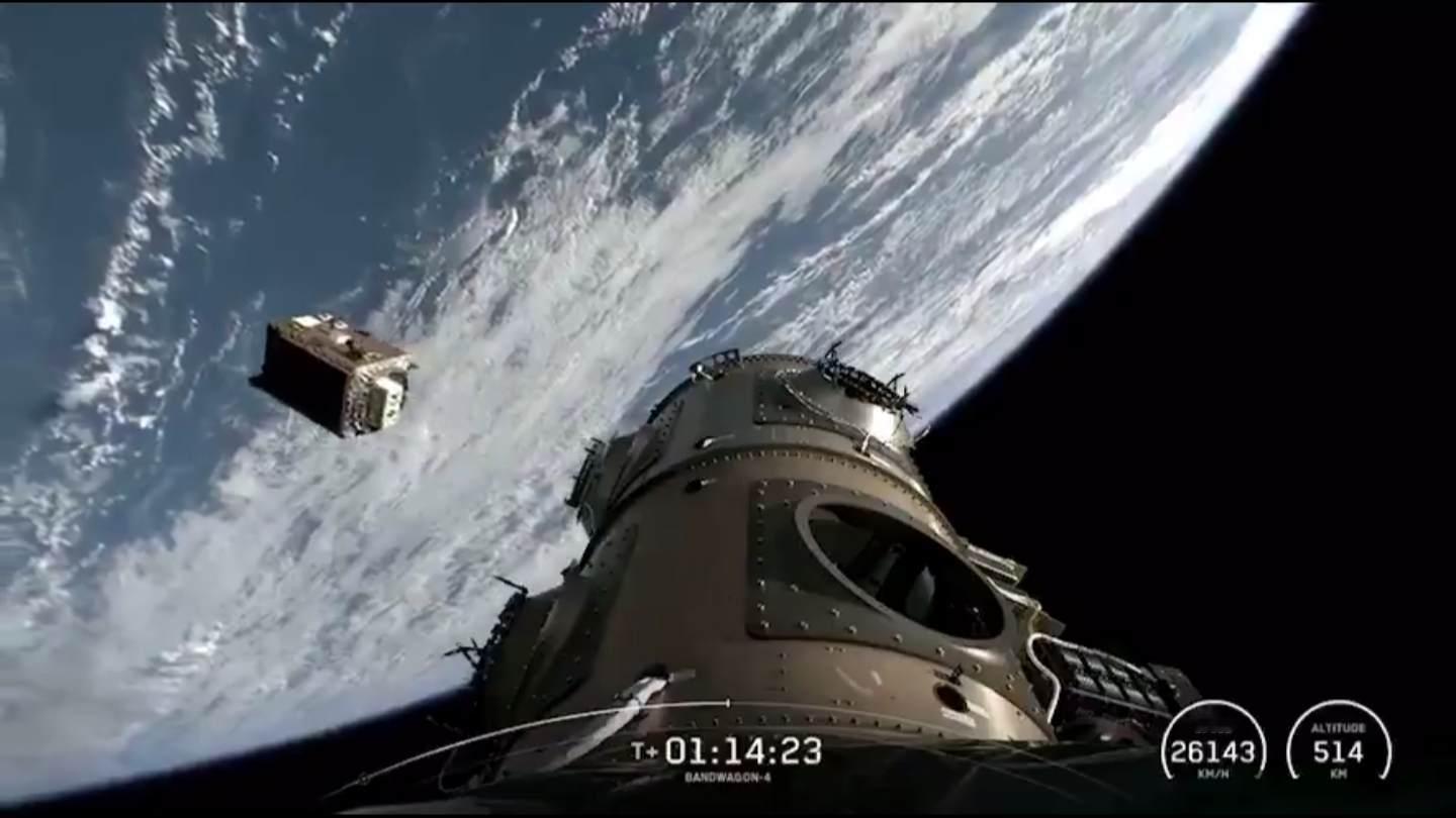 马斯克认为太阳是一个“巨大、免费的核聚变反应堆”，其能量可以被利用来满足地球的电