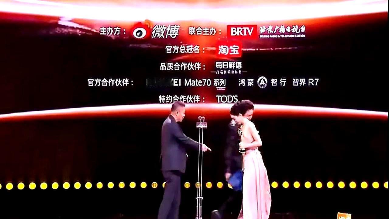 同一双手，去年温柔拢起裙摆，今年却用皮鞋尖轻踢。同一个人，同一件麻烦事，态度却差