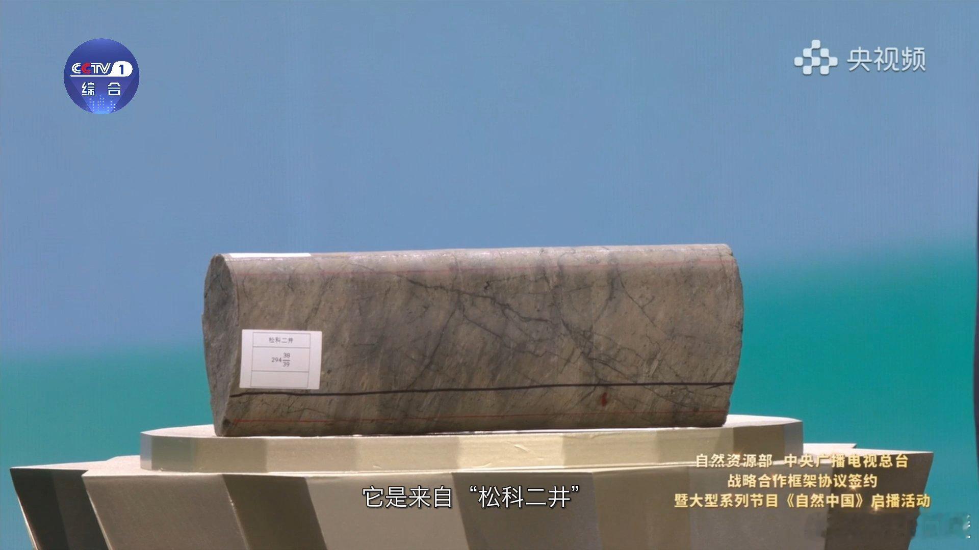 咱家有矿心里不慌2155.8克的中华一号狗头金，金光闪闪像个大金疙瘩，拿手里，就