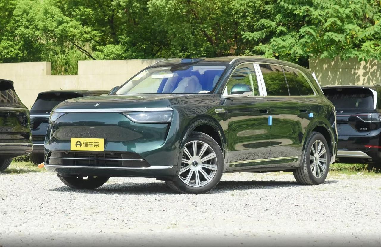 最近后台老有朋友问我：“现在二手问界M8能冲吗？”说实话，这车确实火——新车一出