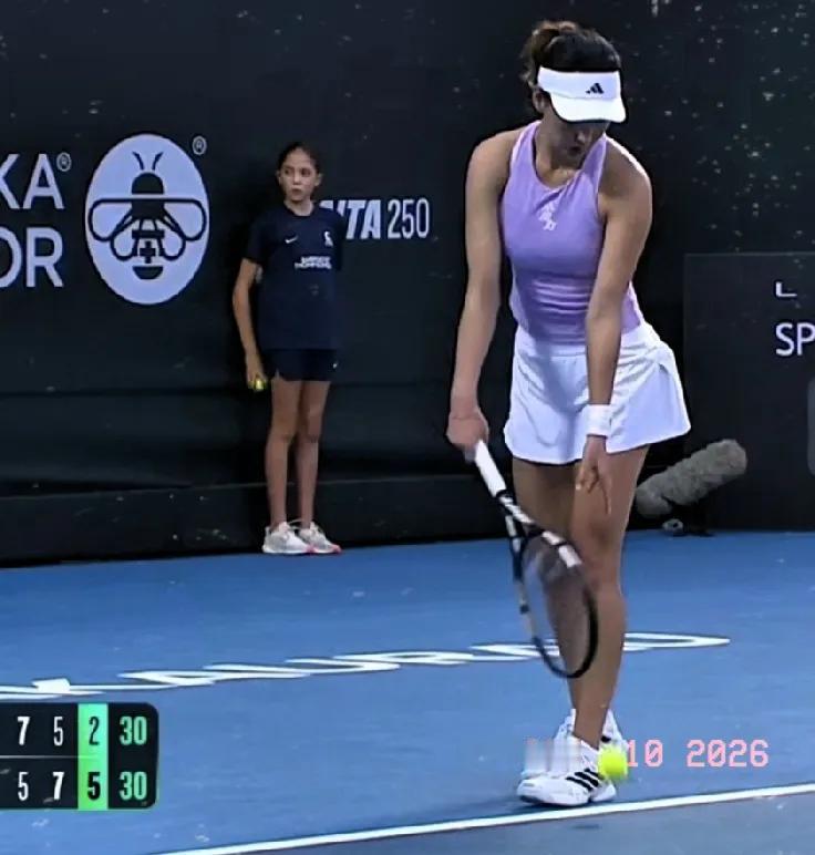 第一盘，王欣瑜5-1被埃拉7-5翻盘。第二盘，王欣瑜7-5赢回来了。决胜盘，