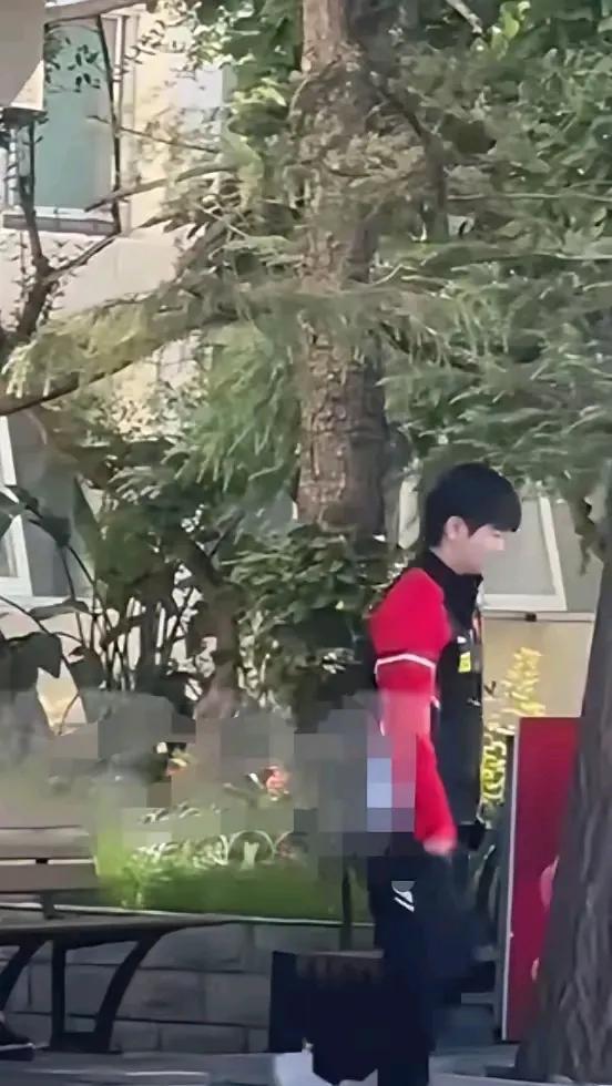 莎莎、大头他们这就上大巴车准备去活动现场了。你猜怎么着？大早上的就看见大头手里攥