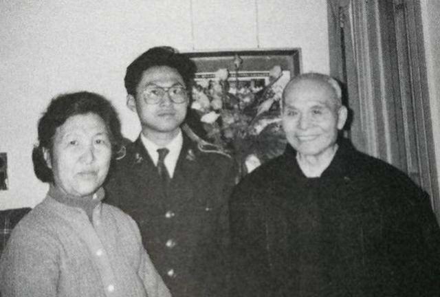 1980年，邱行湘去台湾探亲，回大陆前，蒋纬国给了他一大笔钱，邱行湘却说：“我这