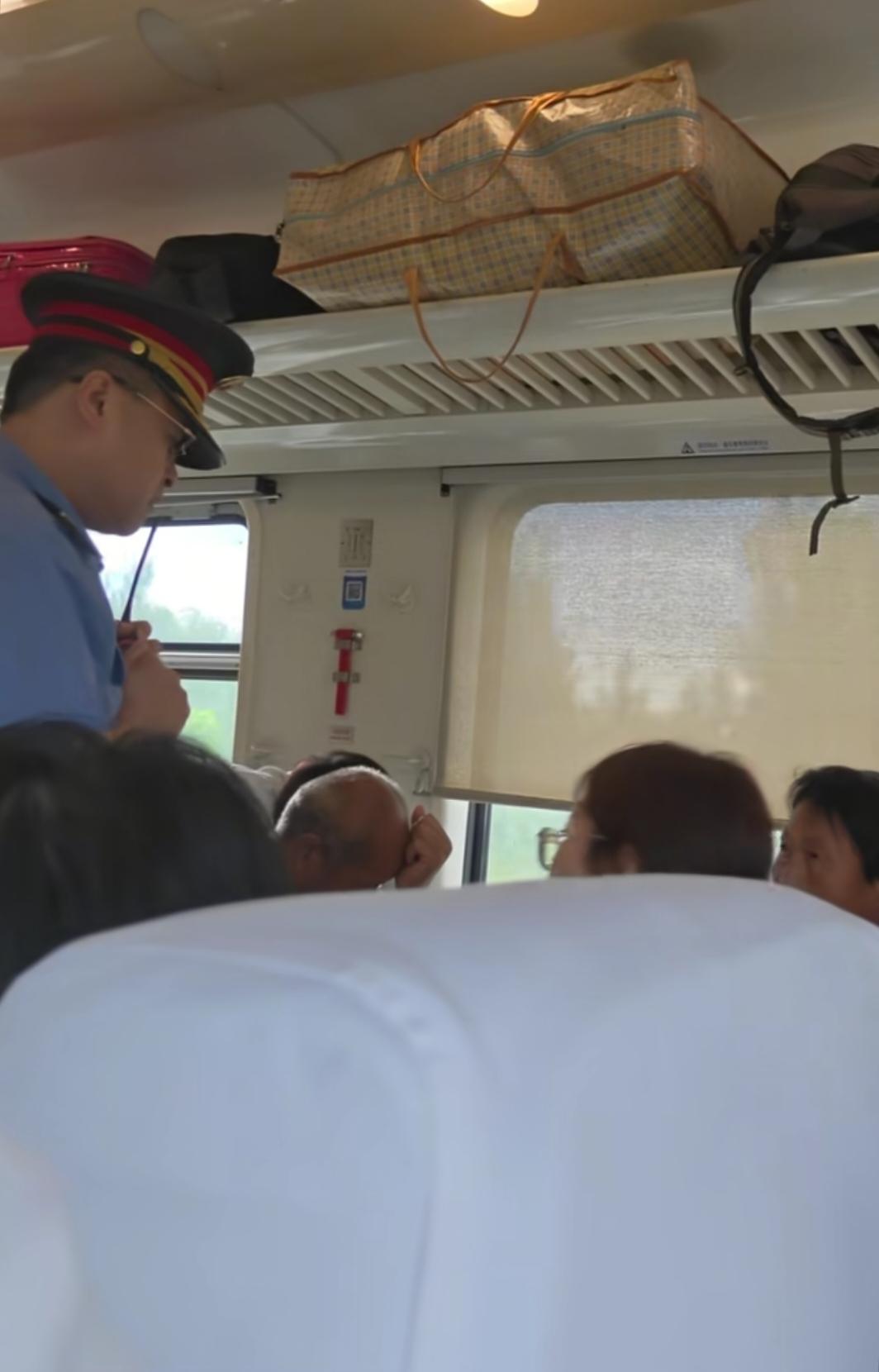 绿皮火车车厢内，一位小姐姐觉得身旁的大爷靠自己太近，认为遭到骚扰，找来列车员过来