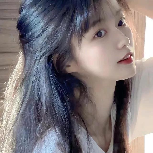 蓝发少女，阳光下的温柔瞬间阳光白裙少女温柔蓝裙少女紫色头发少女白的发光少女