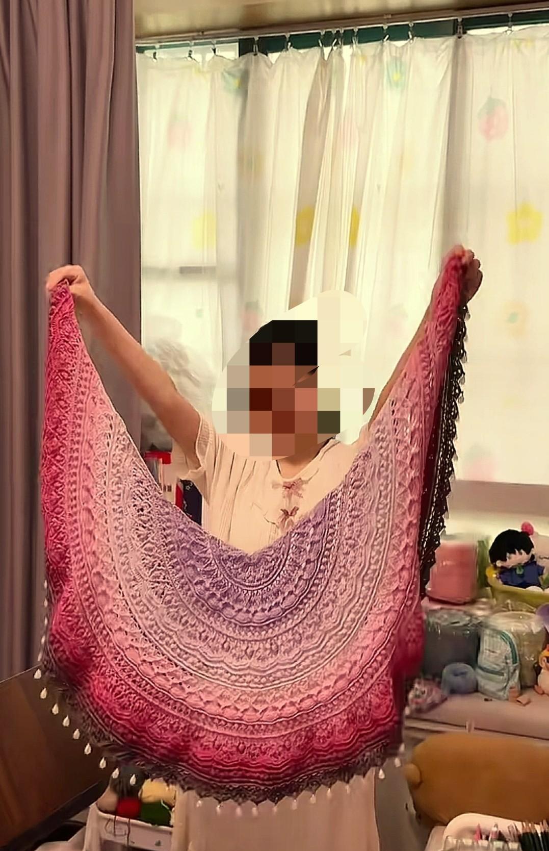 “火出圈了。”上海，15岁女孩学钩织，竟然给奶奶钩了一个绝美披肩，下面还缀满了小