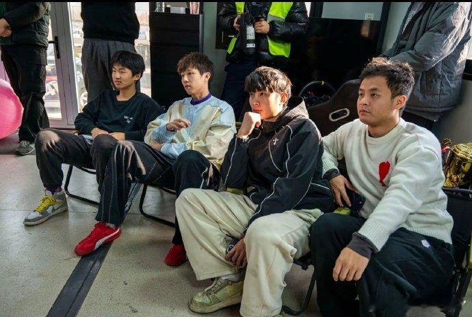 跟自己老板身形差不多就是好老板的旧衣服都能穿看给小黎冻得都冻懵了