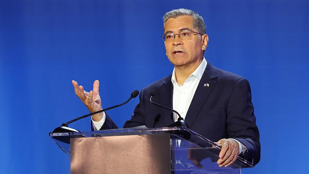 前拜登政府卫生部长贝塞拉在加州州长选战中异军突起，但遭到众多前同僚抨击诋毁美