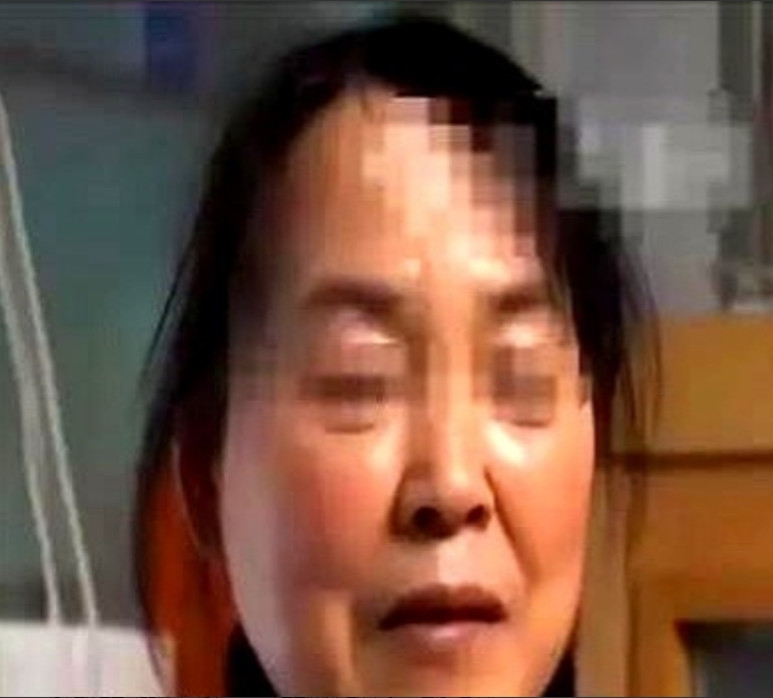 1月份，江苏有个女的，骗子给她转了50万赚钱。这女的跑去银行取了4万，没想到