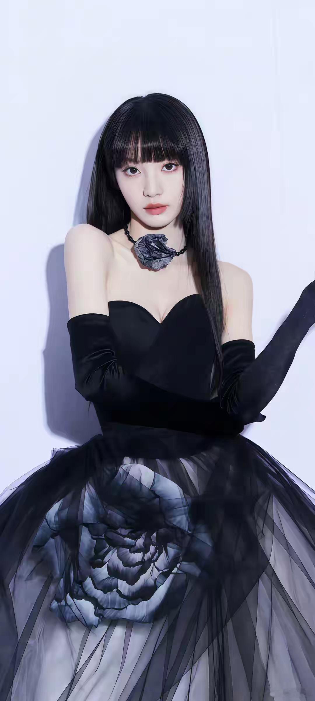 1.田曦薇如今发展一路顺遂，很大程度仰仗经纪人的力捧。经纪人手握优质资源，愿意