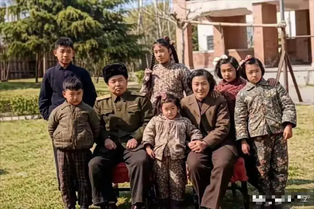 1958年，许世友上将与夫人田普以及6个孩子在南京家中院子的合影