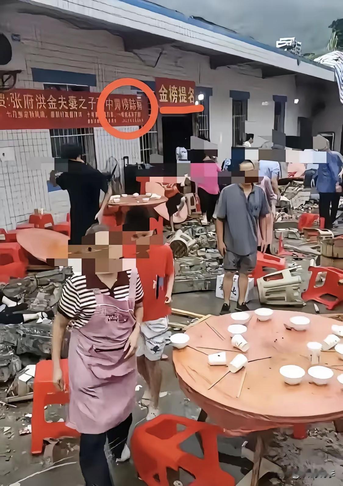 有时候不信点玄学真不行。出事的主家当天挂了两条横幅，两个都有错别字，最显眼的