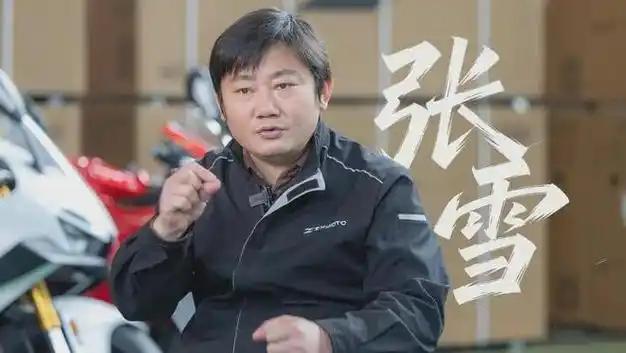 这段采访看完，笑完又有点心疼。主持人问张雪最大的缺点是什么，他想都不想就说：口无