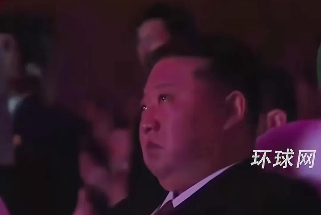 当播出在俄作战的朝鲜士兵影片将军哭了！即便黑暗的灯光，没有拍摄到泪水，但能看到