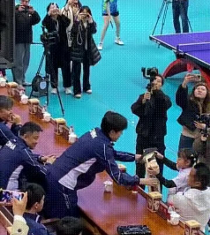 重庆主办方真的太会了！专门安排小女孩给王楚钦送礼物，这波细节直接戳中所有人的心巴