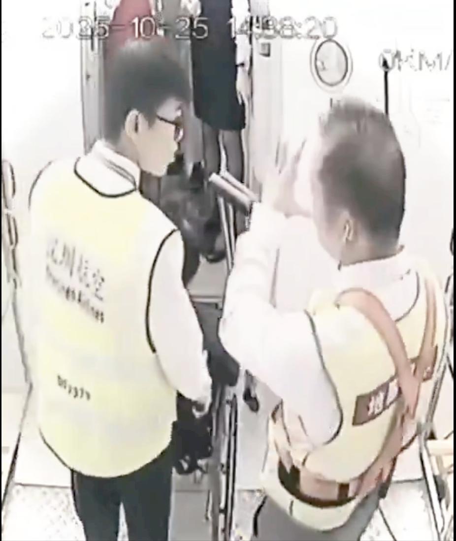 原来郑智化说的深圳机场态度最没人性,是指前后来了2名工作人员、2名机组空乘,前前