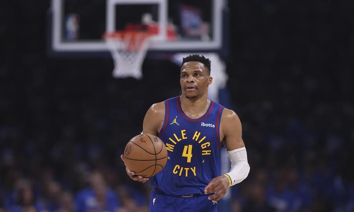 要说在NBA打球环境最差的，一定是威斯布鲁克，他在球场上的任何一个失误，都会被无