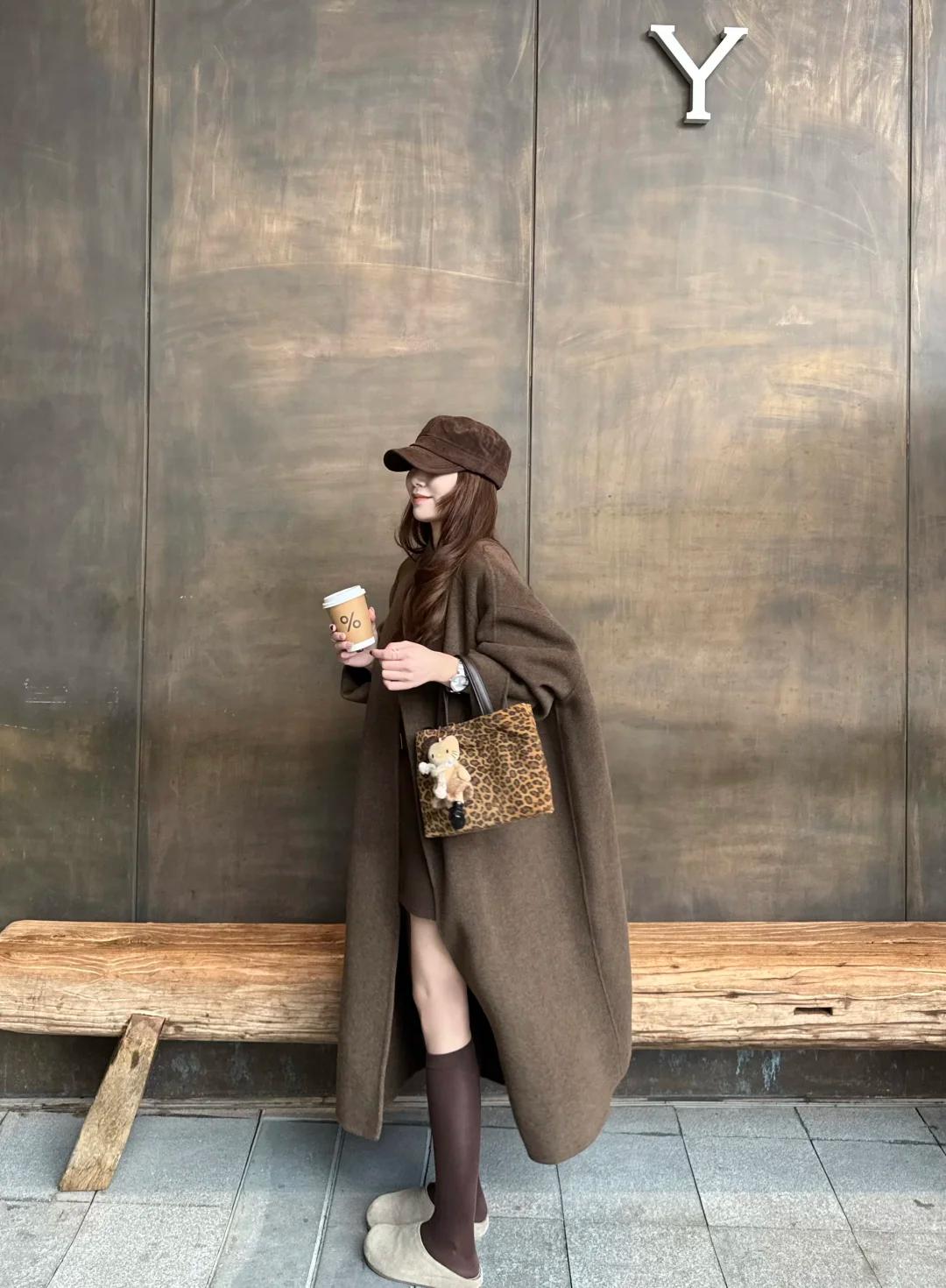 又是被大衣美到失语的季节~深咖色长款大衣一上身，氛围感直接拿捏👏内搭褐色打底