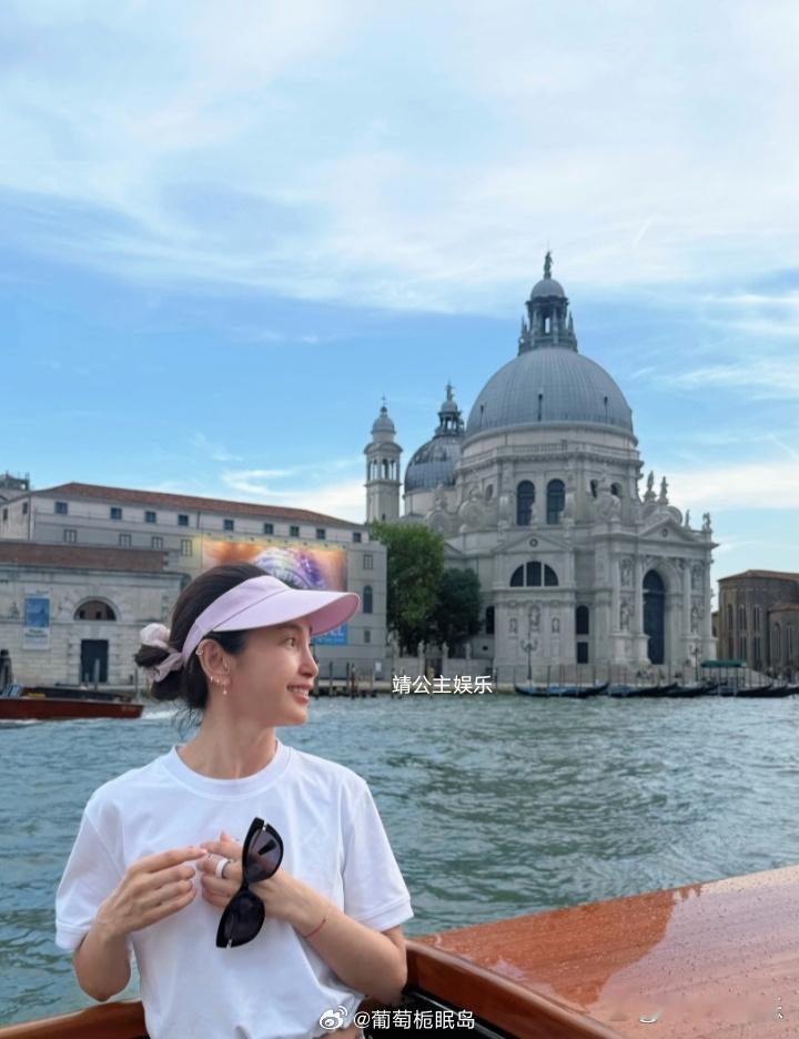 53岁李冰冰现身威尼斯旅游，她的状态太好了，身材高挑，皮肤白皙且紧致，完全不显老