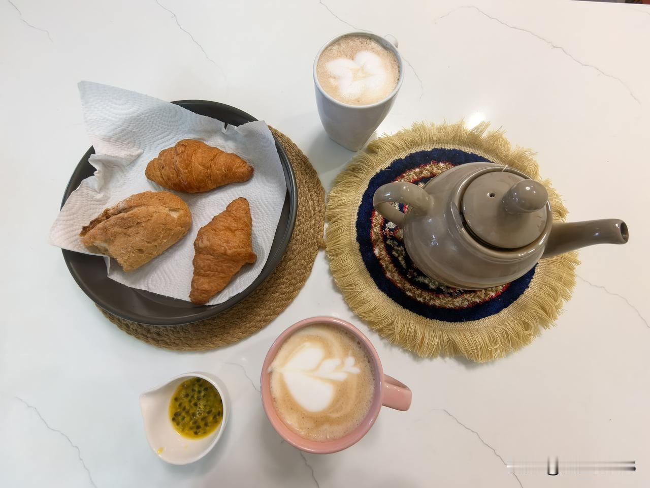 今天的早餐特别简单，咖啡，可颂，一小节法棍，一壶红茶，一个百香果。两个人，应