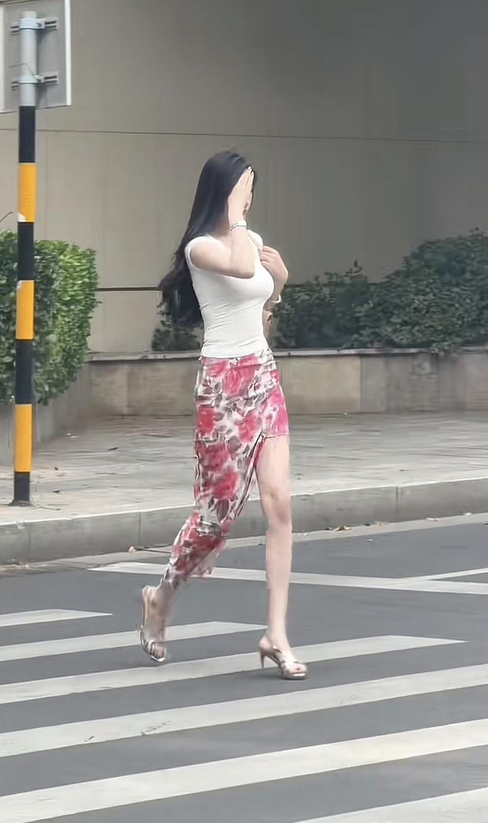 都市街头穿搭指南，自信步伐，时尚随行