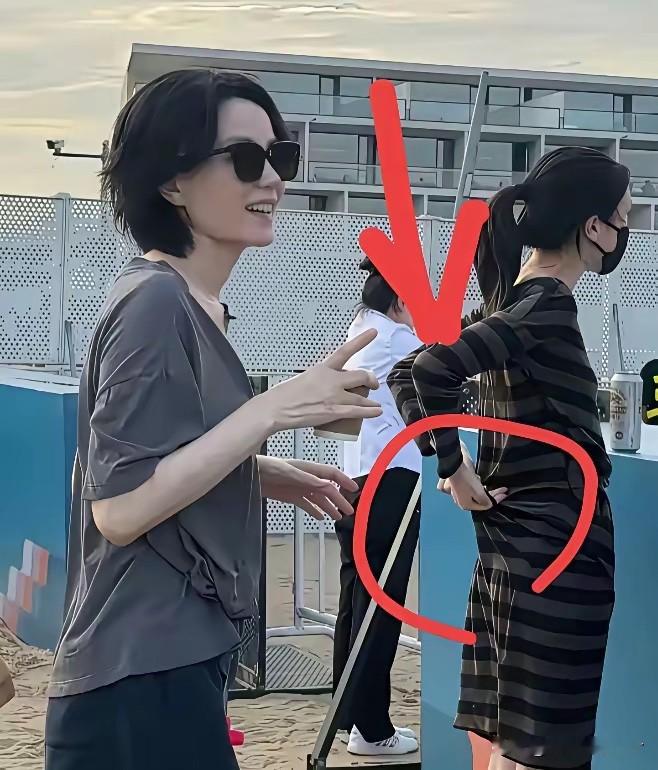 偶遇王菲母女出行，李嫣的穿搭小技巧火了。裙子版型偏大，她没有纠结尺码问题，腰间随手一挽打个结，轻松改