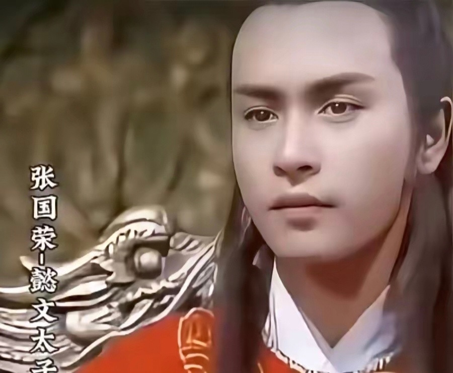 感觉他们两个五官长相相似，为啥一个是帅哥，另一个却是普男呢？​​​​