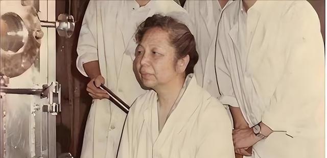 1957年，美国海关私吞了中国女人行李箱里面的6800美元现金，他们开心地笑