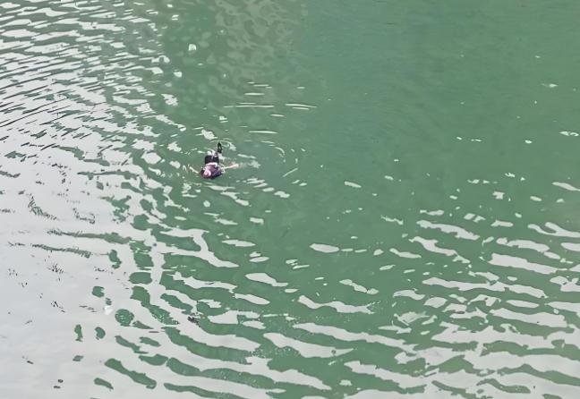 湖北，一25岁男子纠缠一名42岁女子，死缠硬打下，和女子发生了关系，事后男子还不