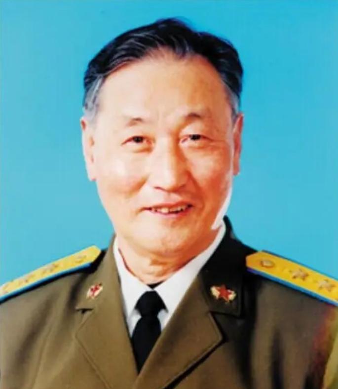 1951年，志愿军飞行员刘玉堤在返航途中，无意间发现，自己身下竟有一群黑压压的敌