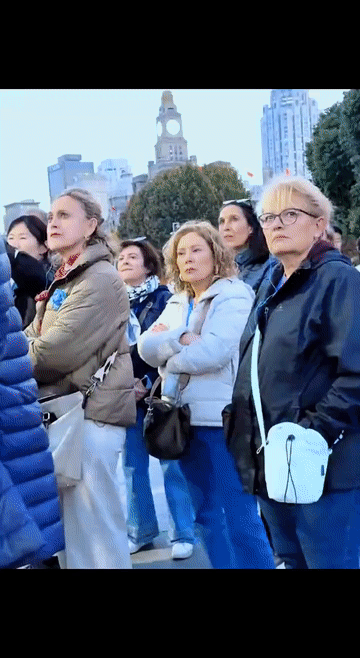 欧洲老年旅游团来上海，被外滩美景震撼了。然而，他们的脸上没有惊喜和兴奋，只有诧异