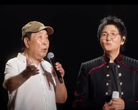 孙楠，别看是舞台上的大明星，和86岁老父亲同台飙起歌来，还真显不出他的能量。86