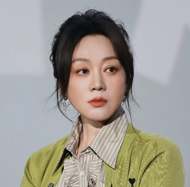 许久没有消息的闫妮冲上了热搜她一个不小心，别人就尴尬了，而她自己还处于懵圈的状