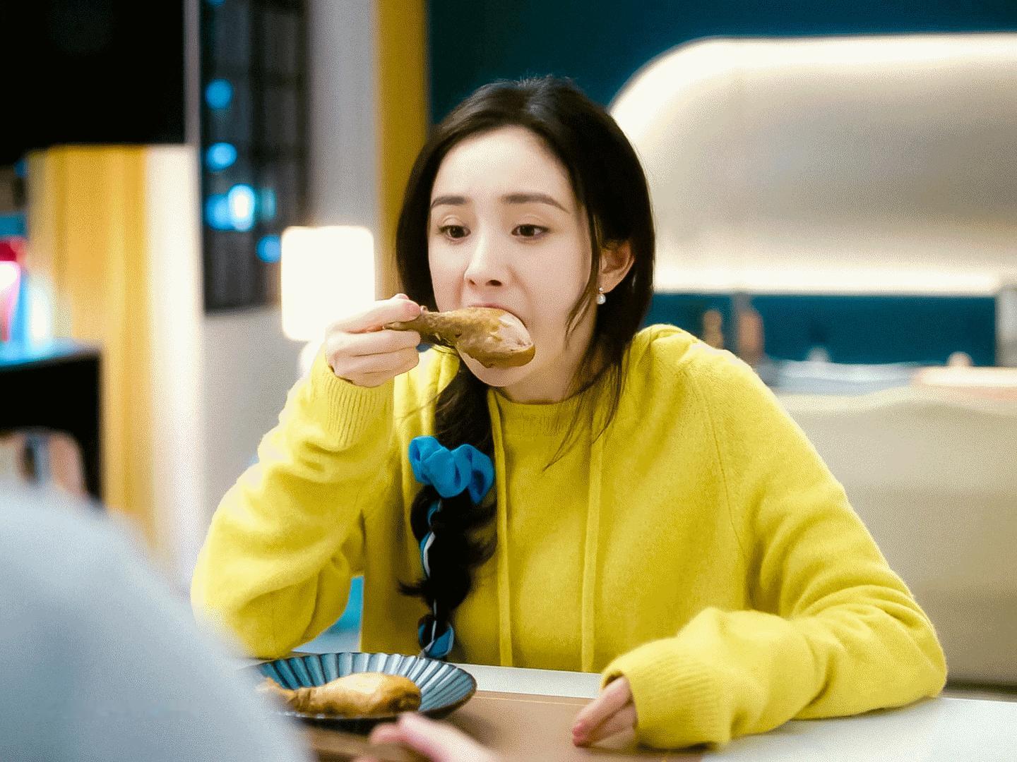 杨幂吃饭为何张不开嘴这什么鬼热搜，谁说杨幂吃饭张不开嘴，这张的够大不？