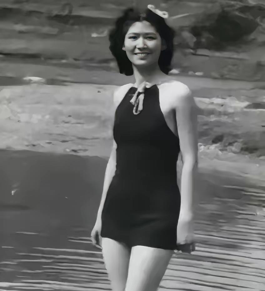 1914年，31岁的阎锡山，娶了14岁的小妾，洞房之夜，阎锡山对小妾说：“你躺下