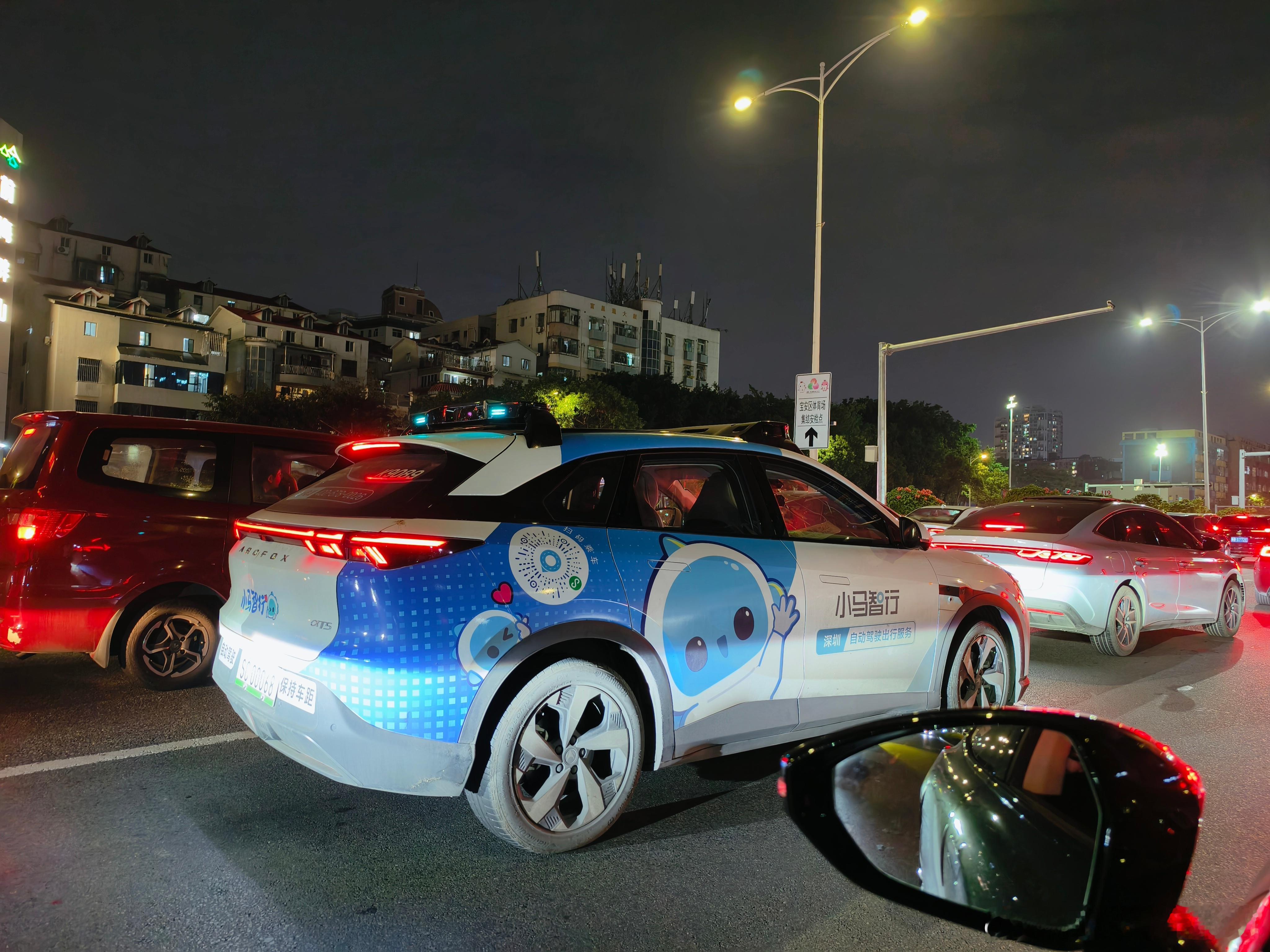 目前在路面上代表着最强智驾的应该就是这些已经投入商用的无人自动驾驶网约车但它们依