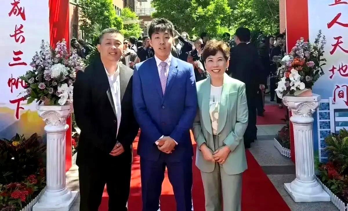 刷到邓亚萍一家三口近照突然悟了18岁的林瀚铭穿着西装站在成人礼现场身高直逼1