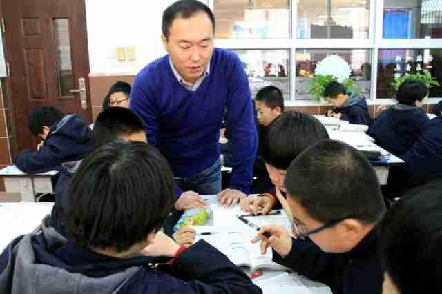 父母的不容易，是撑起家；孩子的不容易，是长成光。两份辛苦，不是对手，