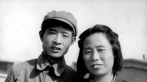 李昭和胡耀邦同志的结婚照，她是1952年初秋从川北调到北京来的，开始在全国总工会