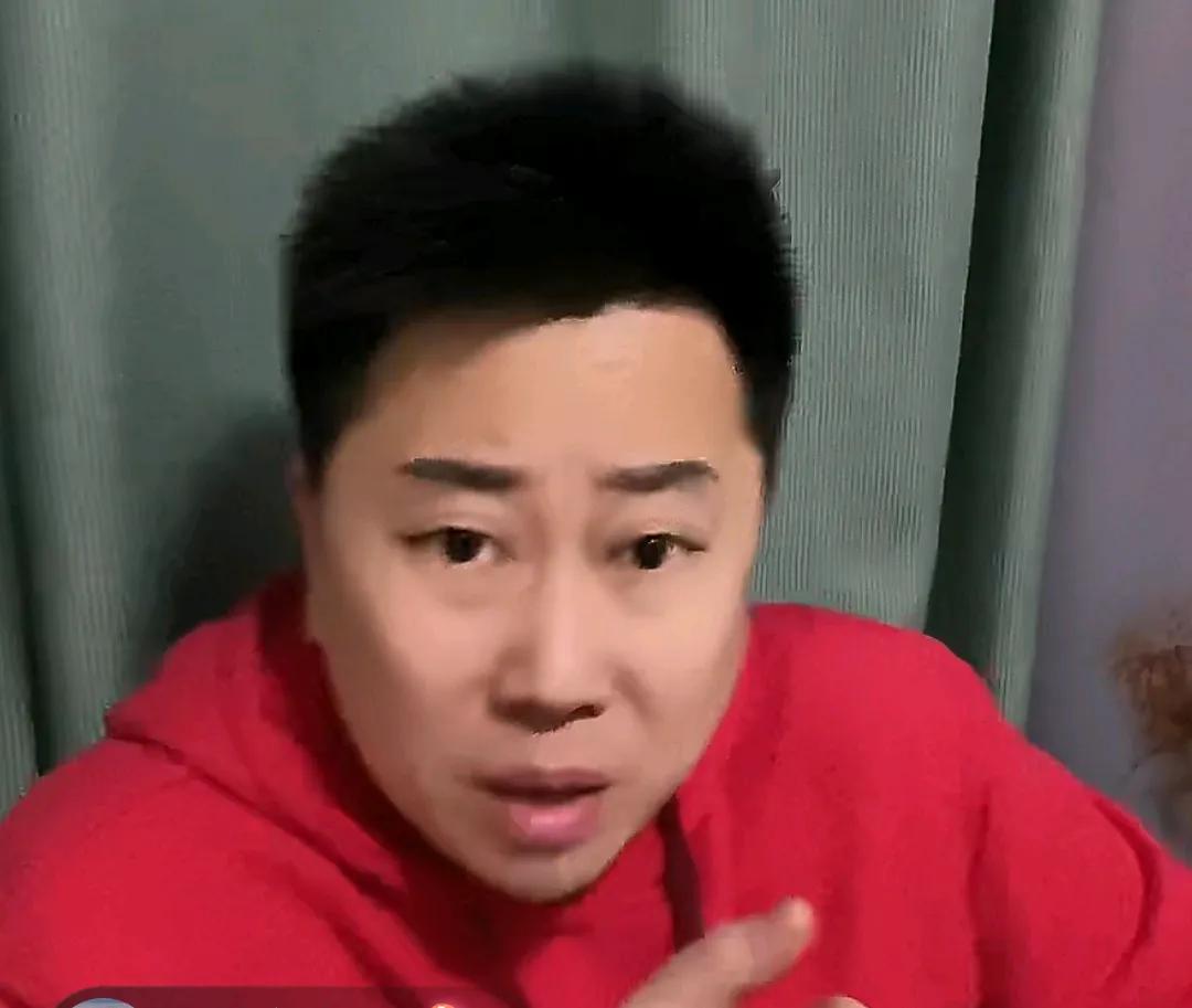 媒体人李宝库透露了成都蓉城中场杨明洋未能在国足出场的原因。他在直播时表示，国足