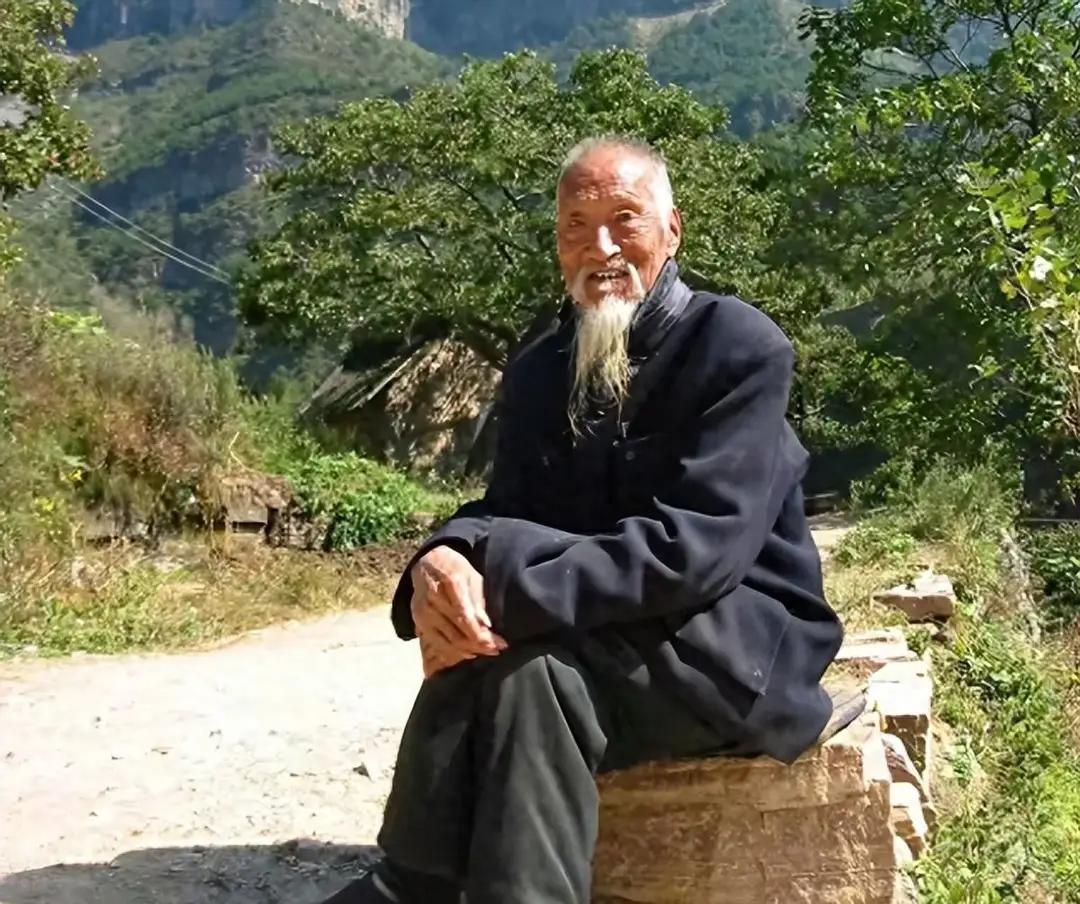 一八路军联络员被日寇追击，突然想起母亲的话：带他们去蚂蚁山吧好家伙！这事儿