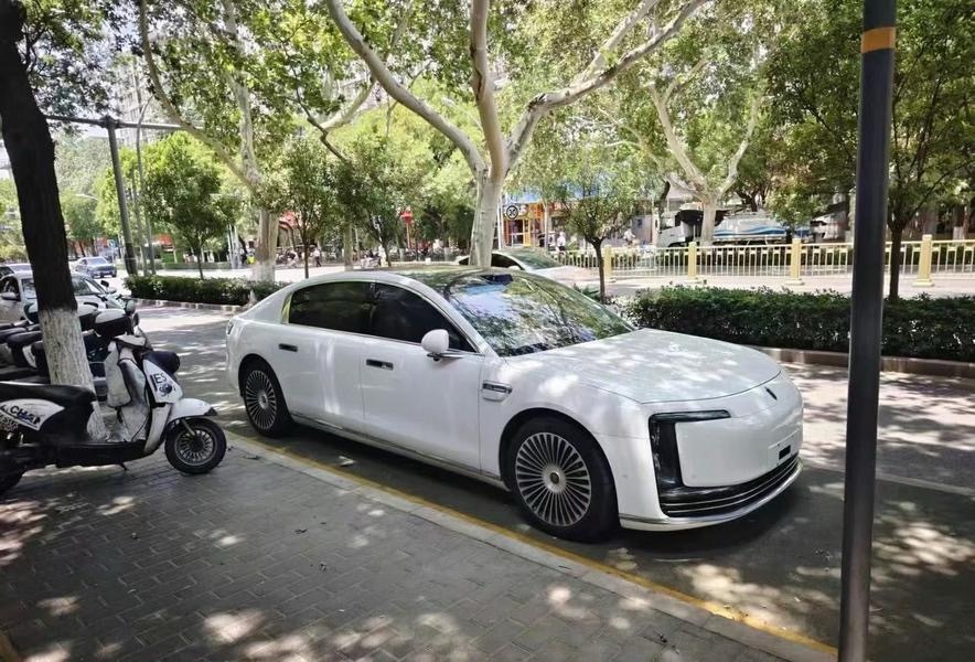 尊界S800的颜色不少，又出现一个纯白的[滑稽笑]​​​