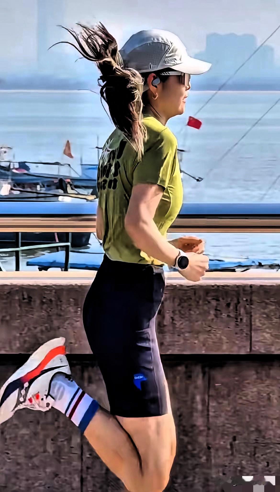 上海滨江那段晨跑视频这几天看得我后背发凉……..姑娘就是去跑个步，穿了件普通