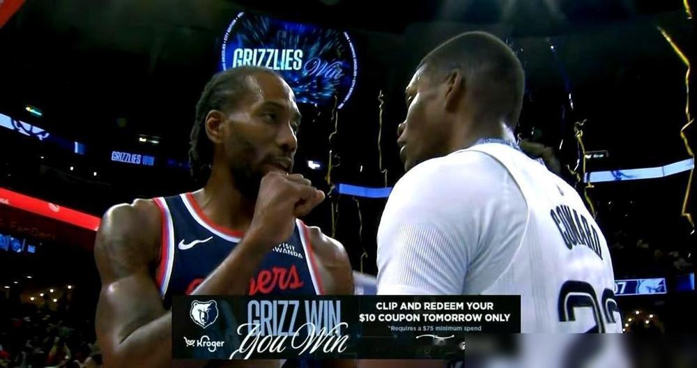 快船输了20分。没人骂裁判。场上那会儿，其实就是伦纳德在走向霍姆格伦，把胳膊