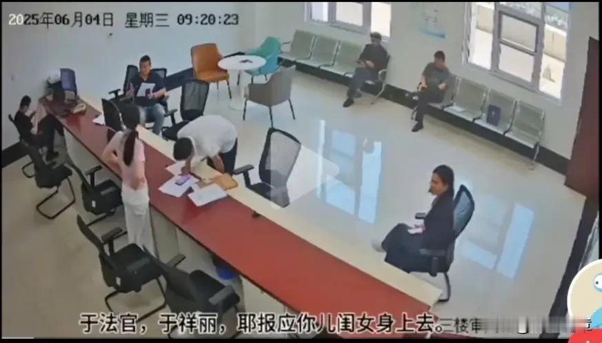 看来，咱们真是冤枉于法官了。可能是顶不住舆论的压力，法院不得不公开当时的画面。