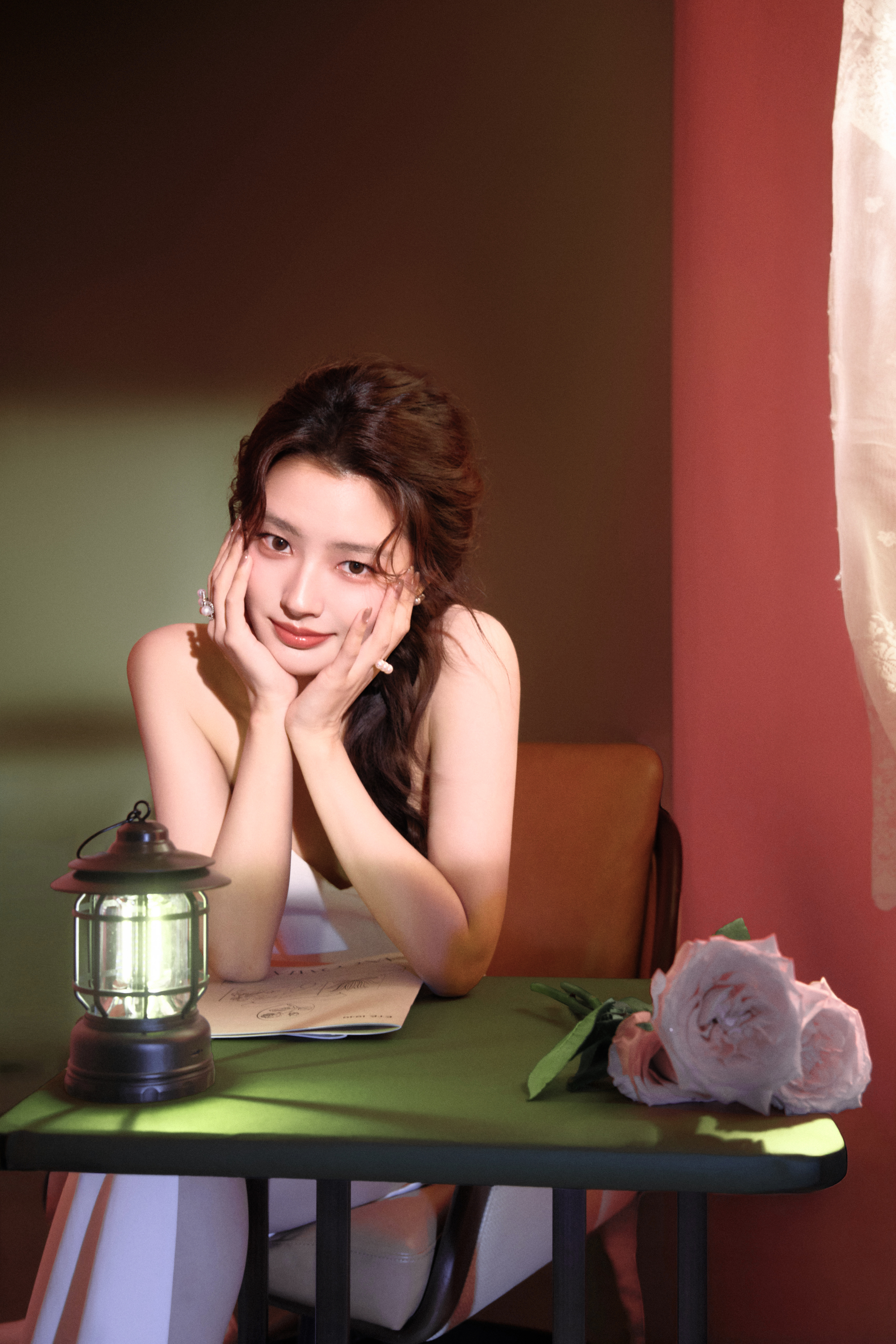 徐若晗一袭白裙曳地，在粉与绿的撞色间，她是优雅本身，每一次抬手转身，都漾开浪漫