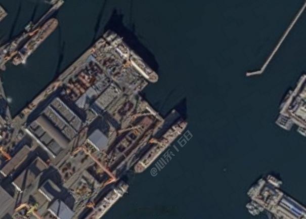 004建造速度真快，到2月2日舰艉已经搭建好，按上次的图片可能除了球鼻艏外水线下