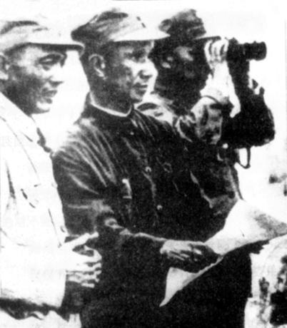 1984年战神粟裕病逝，军委四大首长来向他的遗体告别。在粟裕遗体旁边，排头是军委