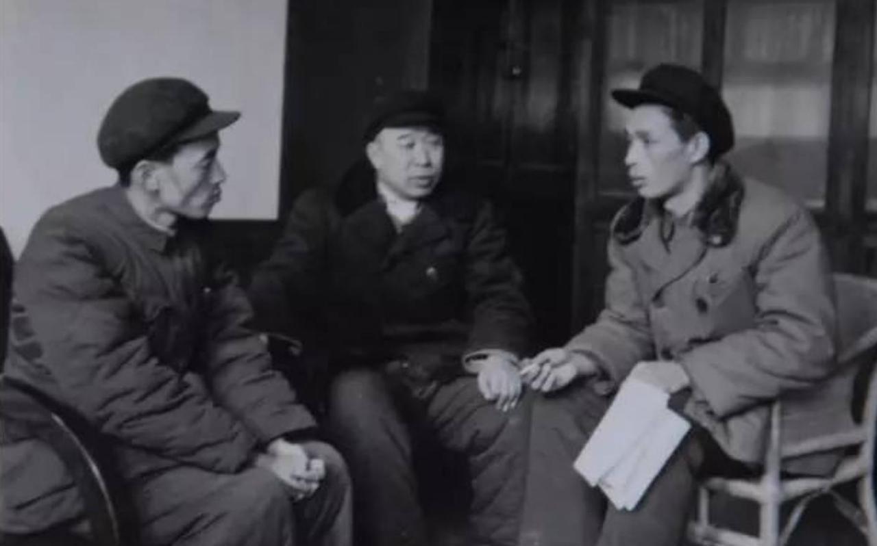 1954年，1位老部下提着腊肉进京，特意来看望贺老总。一见面，贺老总高兴地讲：“