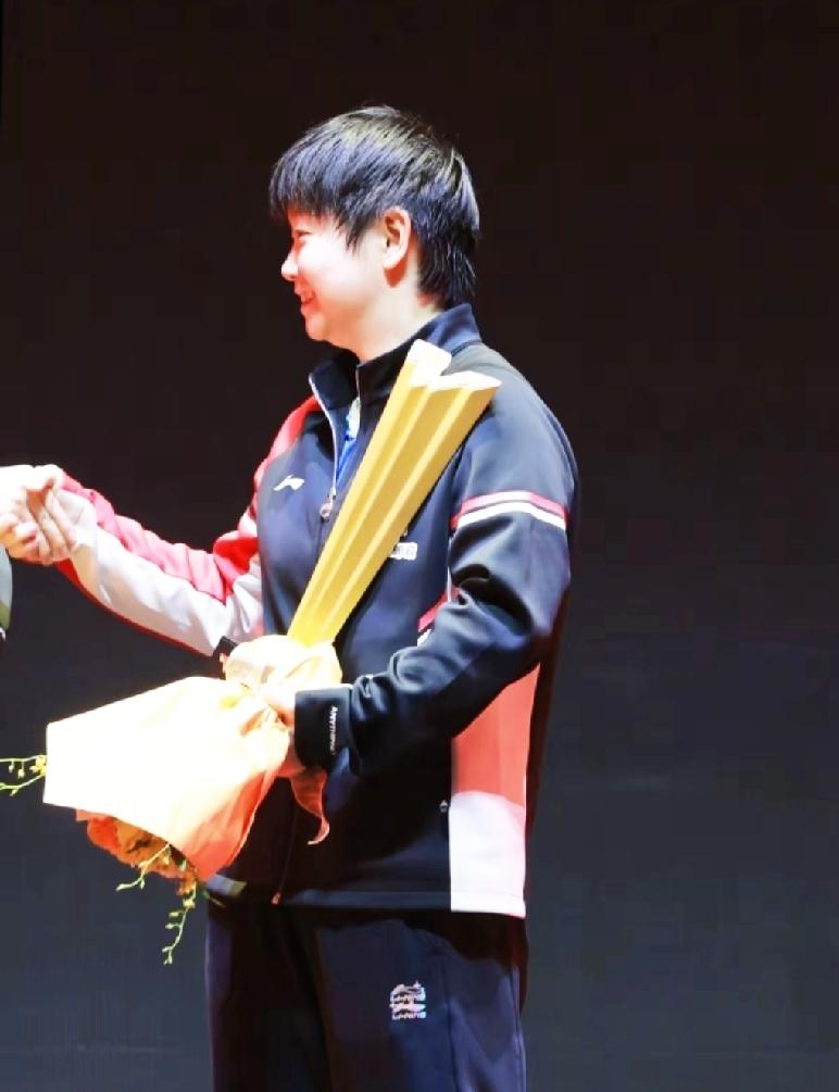 你拿个冠军没人主动和你握手，虽然你拿了亚军，但是你会笑着和别人握手表示祝贺，